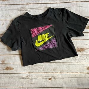 💜NIKE cropped graphic tee